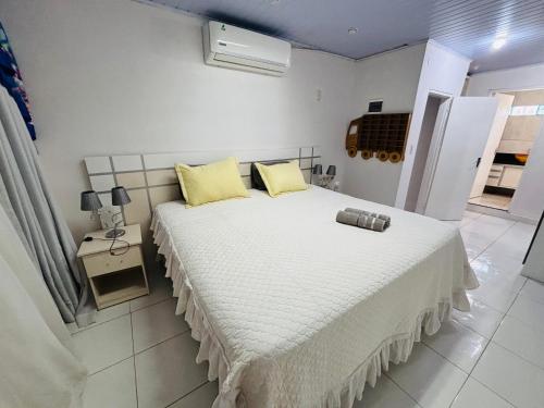 una camera da letto con un letto grande con cuscini gialli di Casa Grande en Hohenau a Hohenau