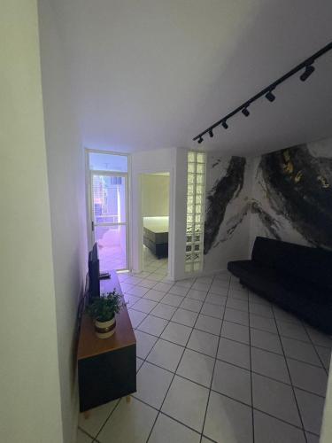 un soggiorno con un divano e un tavolo di ZACAS HOUSE PRAIA DA COSTa a Vila Velha