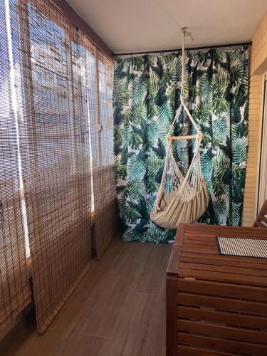ein Flur mit einem Zimmer, in dem eine Hängematte an der Wand hing. in der Unterkunft Costa Dream Stay in Torrevieja