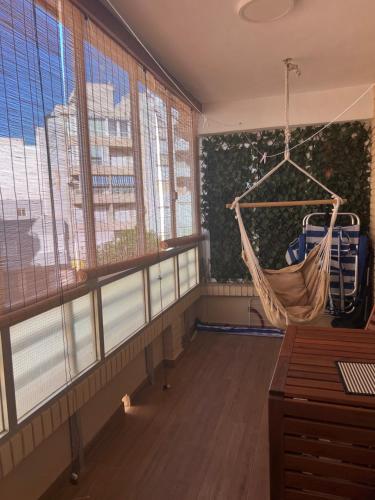 Zimmer mit Hängematte in einem Zimmer mit Fenstern in der Unterkunft Costa Dream Stay in Torrevieja