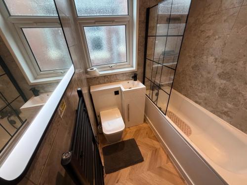 ein Badezimmer mit Toilette, Dusche und Waschbecken in der Unterkunft Hendham Rooms in Manchester