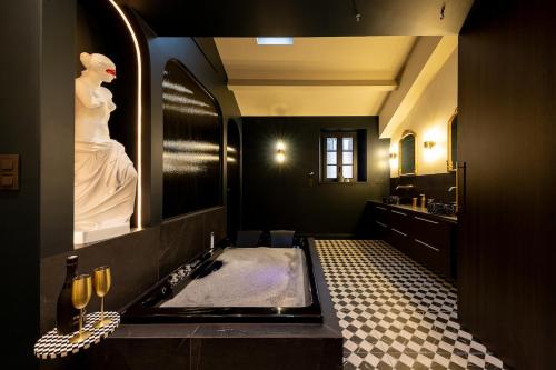 een badkamer met een wastafel en een grote spiegel bij Design apartment and contemporary experience in Vallauris