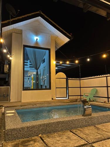 Bazén v ubytování Memerang Tiny House & Pool near Merang Jetty nebo v jeho okolí