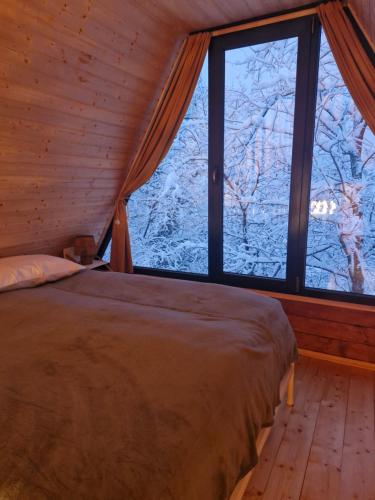 En eller flere senge i et værelse på Cozy Cottage A