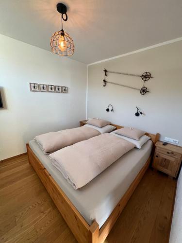 a bedroom with a large bed in a room at Apartment Steinernes Meer inklusive Saalfelden Leogang Card in Saalfelden am Steinernen Meer