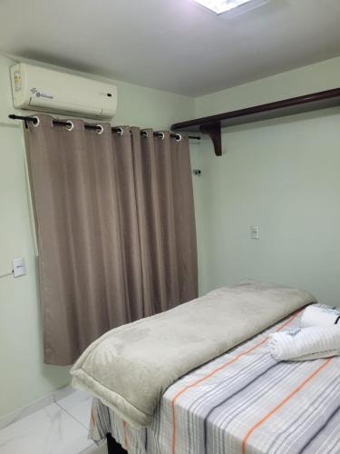 En eller flere senge i et værelse på Quarto Privado Brusque