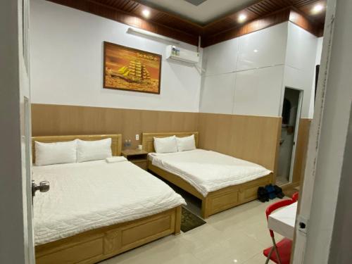 a room with two beds in a room at Hotel Sơn Duyên in Ấp Thiện Lập