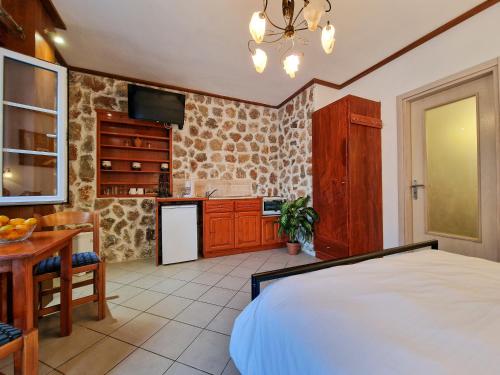 een keuken met een wit bed in een kamer bij Vasilis Boutique Studios in Myrties