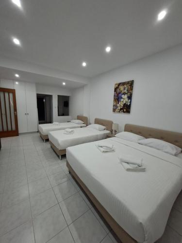 eine Reihe von Betten in einem großen Zimmer in der Unterkunft Twin Beds Standard Studios by Kentrikon 1924 Hotel, Old Town in Paphos City