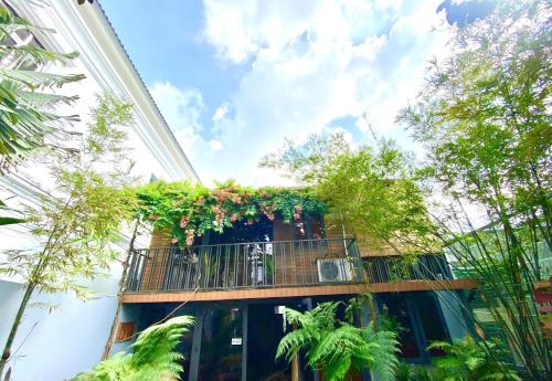 a building with a balcony with plants on it at Kỳ Duyên House in Cái Răng