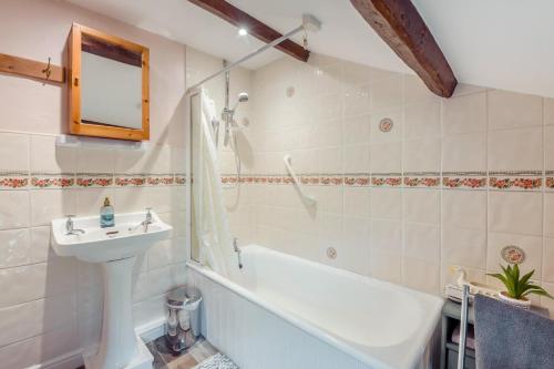 ein Badezimmer mit Badewanne und Waschbecken in der Unterkunft 3 Bed in Low Row oc-h34097 in Gunnerside