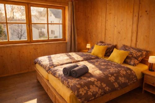 En eller flere senge i et værelse på Neu Ferienglück Allgäu Apartment Amelie