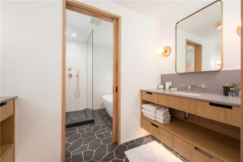 Koupelna v ubytování RMR: Tram Tower 2 Condo in Teton Village