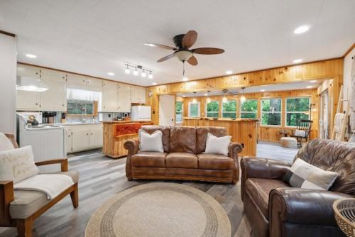 een grote woonkamer met banken en een keuken bij Laurel Thicket Cottage in Newland