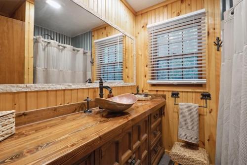 een houten badkamer met een houten aanrechtblad en een wastafel bij Laurel Thicket Cottage in Newland