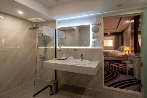 een badkamer met wastafel en douche met spiegel bij هورايزون بلس in Najran