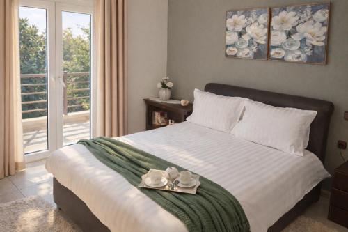 En eller flere senge i et værelse på Family's home Trikala