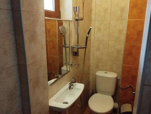 une petite salle de bain avec toilettes et lavabo dans l'établissement Paradise, à Bourgas