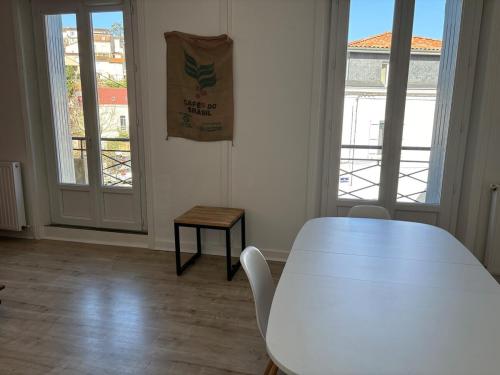 Een bed of bedden in een kamer bij Soleil urbain