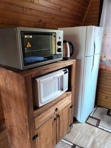 Een keuken of kitchenette bij Chalé Aconchego Alfredo Wagner