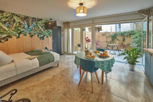 une chambre avec un lit et une table avec des fruits dessus dans l'établissement Studio LILAS avec terrasse au calme, à Montreuil