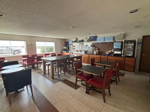 ein Speisesaal mit Tischen und Stühlen in einem Restaurant in der Unterkunft Holiday Inn Express Mt. Vernon by IHG in Mount Vernon