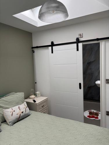 En eller flere senge i et værelse på Cross Beck Cottage