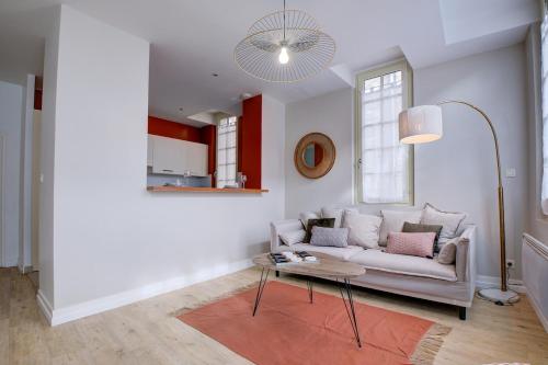 un salon avec un canapé et une table dans l'établissement L' Harmonie, à Périgueux