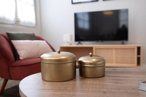 deux récipients métalliques posés sur une table dans un salon dans l'établissement L' Harmonie, à Périgueux