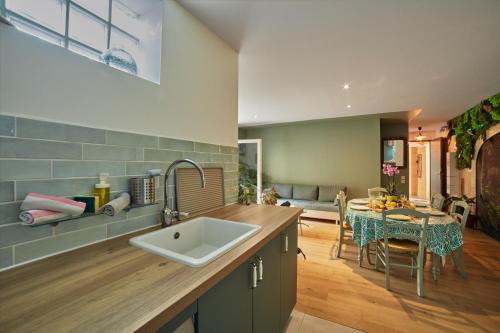 Køkken eller tekøkken på 3p - 70m2 CAPUCINE au calme avec jardins