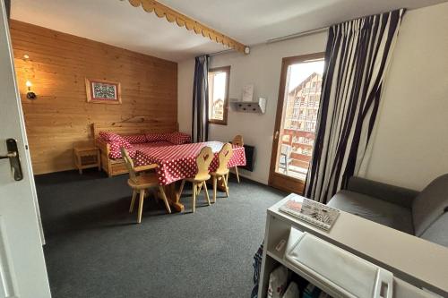 Et opholdsområde på Bright studio in Risoul ski on foot and comfort