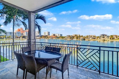 een balkon met een tafel en stoelen en uitzicht op het water bij BrightWater Blue 158-2 in Clearwater Beach