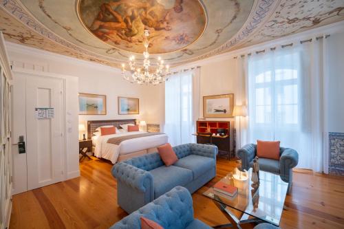 een woonkamer met een bed en een bank bij Once Upon Lisboa in Lissabon
