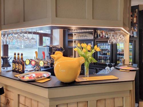 une cuisine avec un comptoir avec un vase jaune dessus dans l'établissement Au Coeur d'Alle by Belvilla, à Alle