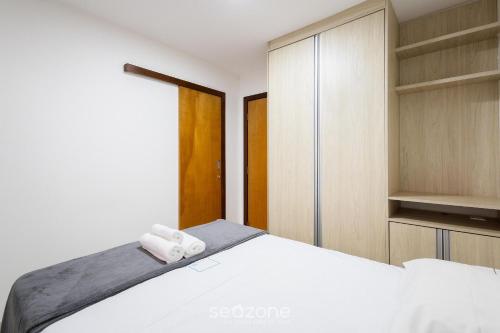 En eller flere senge i et værelse på Apto c/ Churrasqueira e Jacuzzi CCG1403