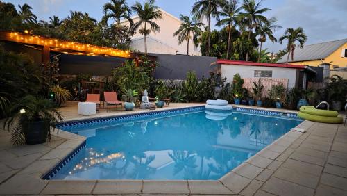 een zwembad in een achtertuin met verlichting bij Ti kaz cheu nous in Saint-Louis