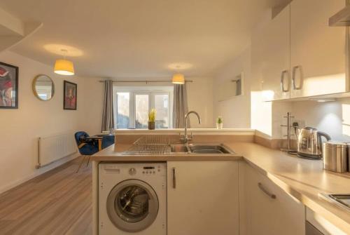 Køkken eller tekøkken på Bright & Modern 4 Bedroom House in Yeovil