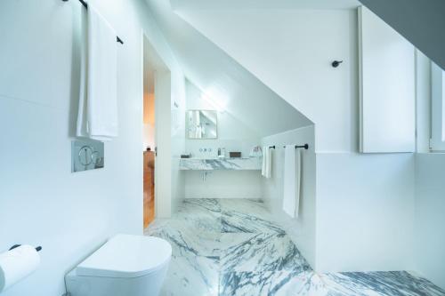 een badkamer met een toilet en een marmeren vloer bij Once Upon Lisboa in Lissabon