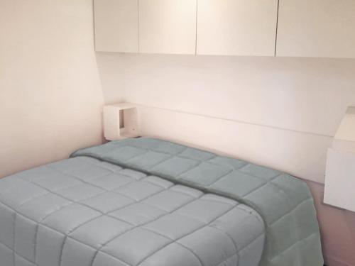 a small room with a small bed in it at La Posada Bungalows I Simple in Necochea