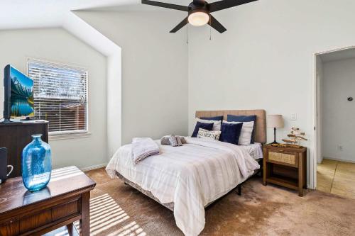 En eller flere senge i et værelse på Charming 3BR Waterfront Gem in Cedar Point