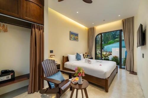 a hotel room with a bed and a chair at SEAESTA An Bang in An Bàn (2)