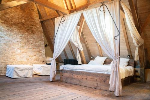 a bedroom with two beds in an attic at Eikenbrand in Veurne