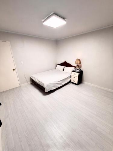 Giường trong phòng chung tại Private Family Home 3