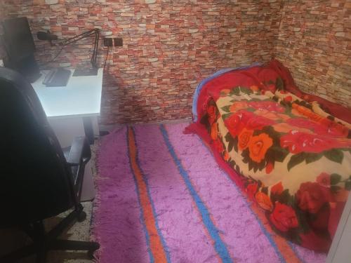 a bedroom with a bed on a pink rug at بيت مع وجبة إفطار لمشجعي كأس الأمم الأفريقية in Fez