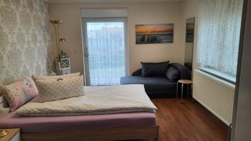 Ein Sitzbereich in der Unterkunft Ferienwohnung ILSENHOF