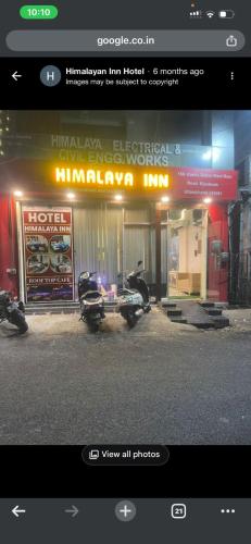 een pagina van een winkel met twee motoren ervoor geparkeerd bij Hotel Himalayan Residency in Jāmb