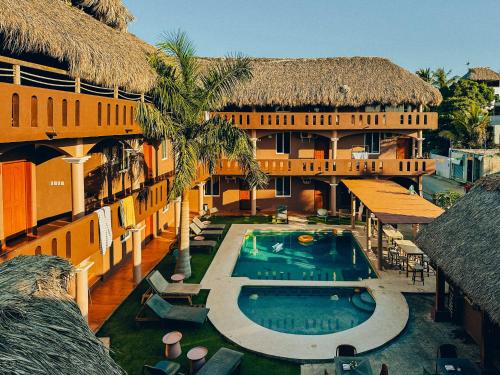 een luchtfoto van een resort met zwembad bij Viajero Puerto Escondido Hostel in Puerto Escondido