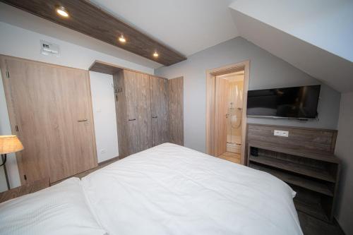 En eller flere senge i et værelse på Wellness Penzión Ski Jezersko