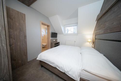 En eller flere senge i et værelse på Wellness Penzión Ski Jezersko