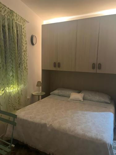 una camera con un grande letto e un armadio di La Colonnina - Minturno a Minturno